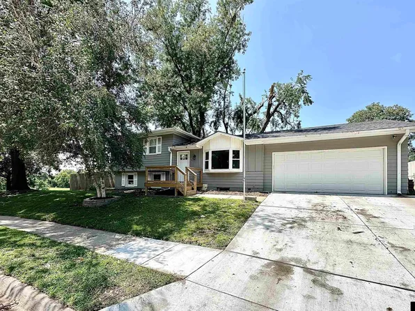 11080 Oakbrook Dr, Omaha, NE 68154
