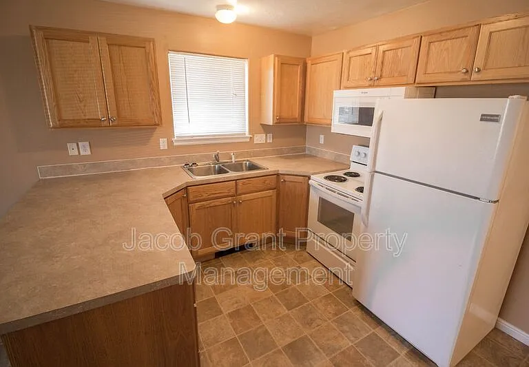 975 Eve Dr #3 — Photo 3