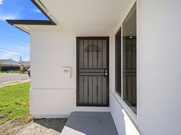 4th image of 937 Neil Way