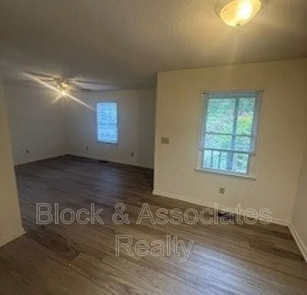 1325 Timberlane — Photo 3