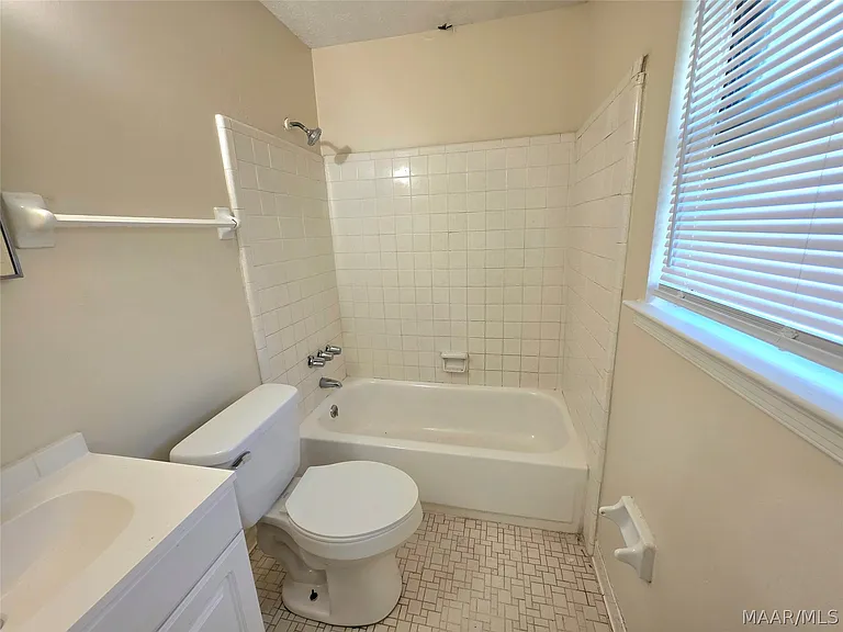 408 Briarbrook Dr — Photo 2