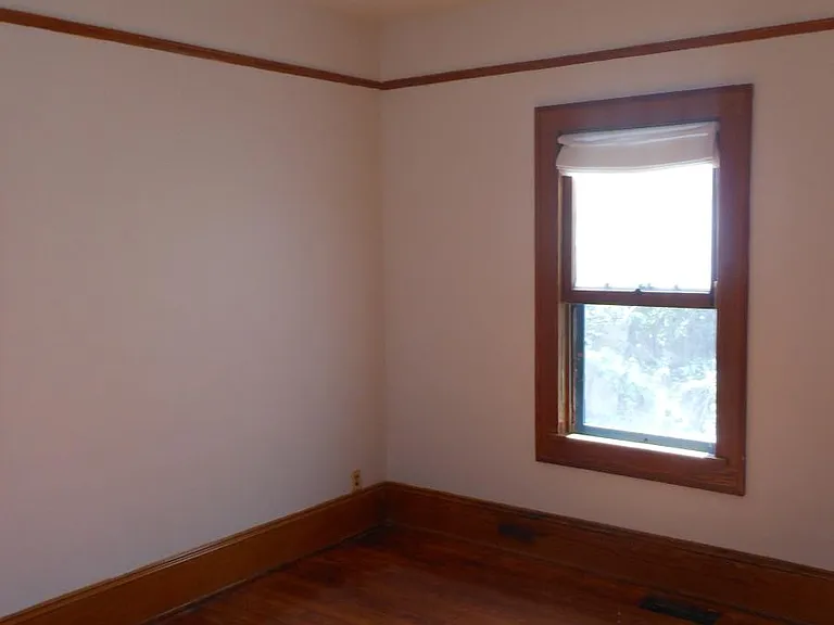 Middle Bedroom - side wall
