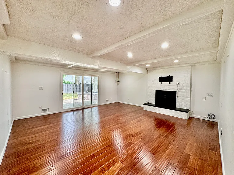 29 Waverly Dr W — Photo 3