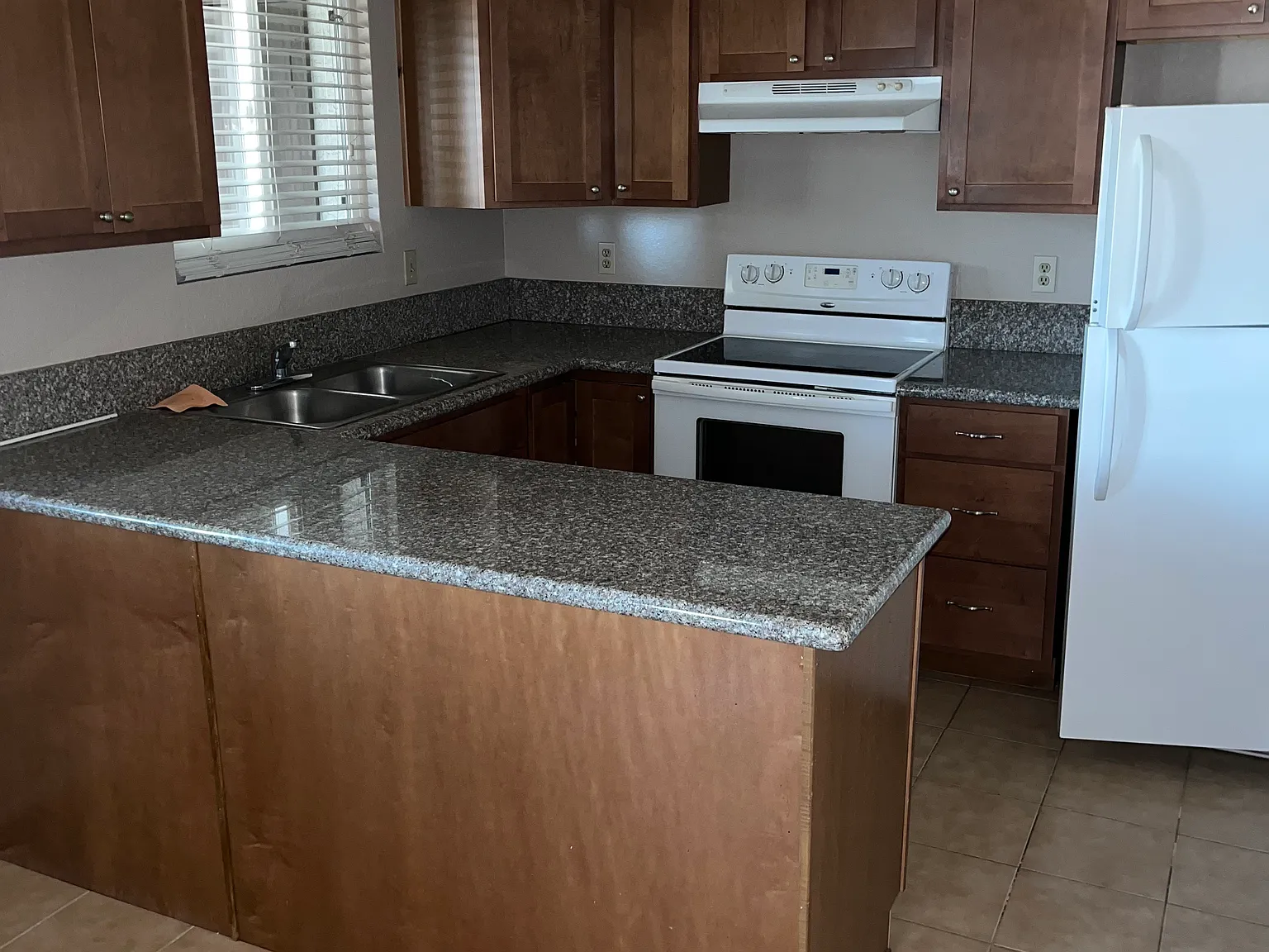 2 bed, 900 sqft, $1,400 — Photo 3