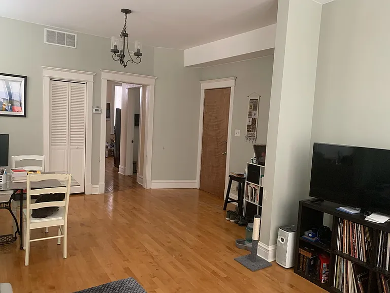 2015 S Hoyne Ave #2 — Photo 3