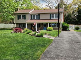 25 Giant Oak Rd, Ridge, NY 11961