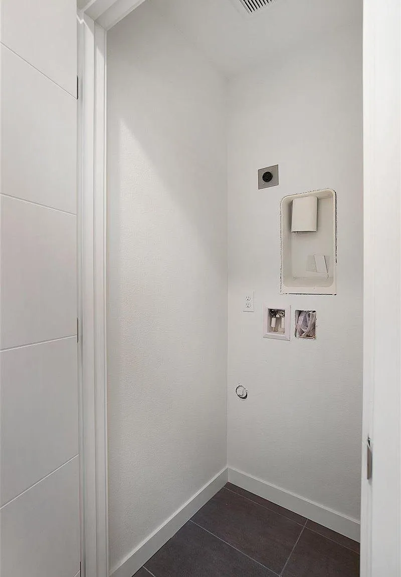 2 bed, 960 sqft, $3,299 — Photo 4
