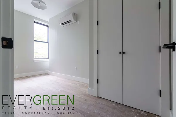 Rented by Evergreen Apartments BK | media 26