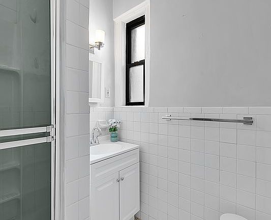 3rd image of 140 W 69th St APT 124A