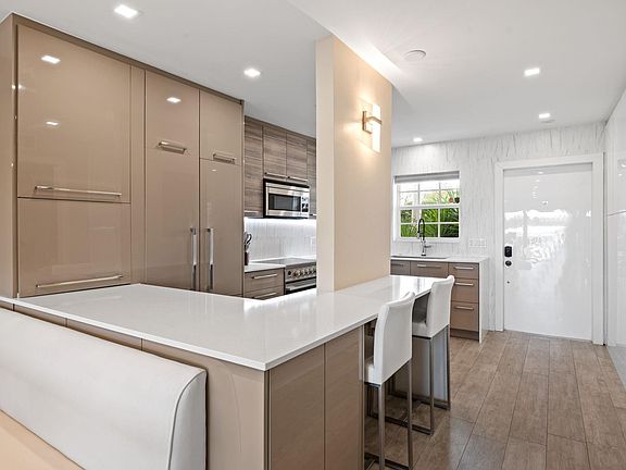 5th image of 140 NE 28th Avenue #208