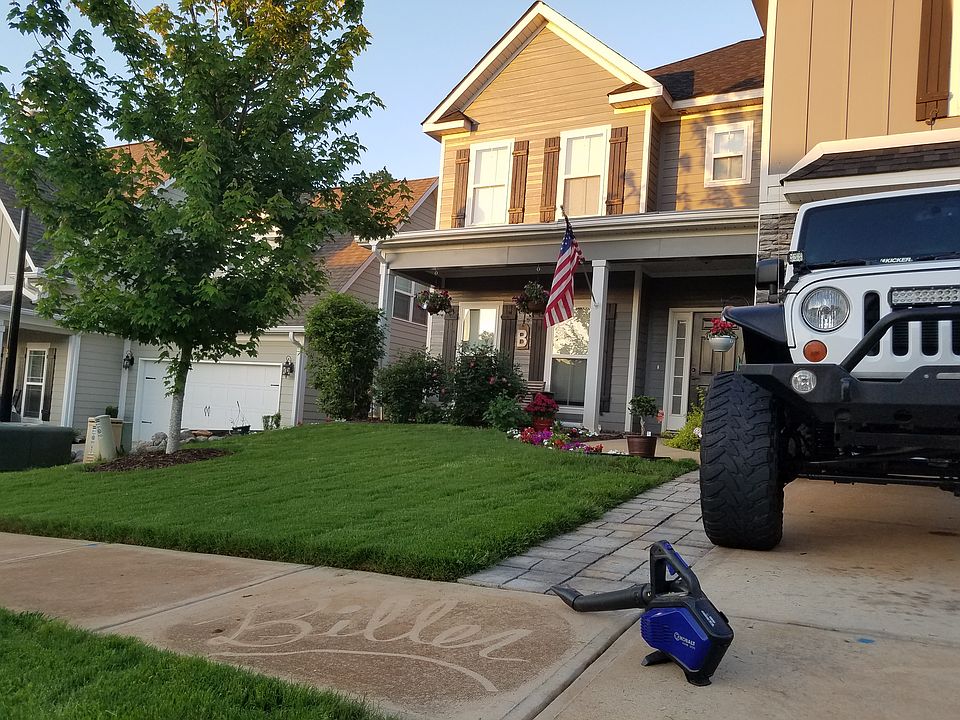 Homefront w/ Maintained Yard