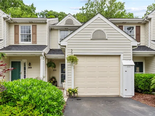 251 Commons Dr, Oakmont, PA 15139