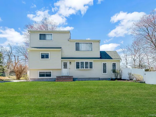 26 Carl Street, Ronkonkoma, NY 11779