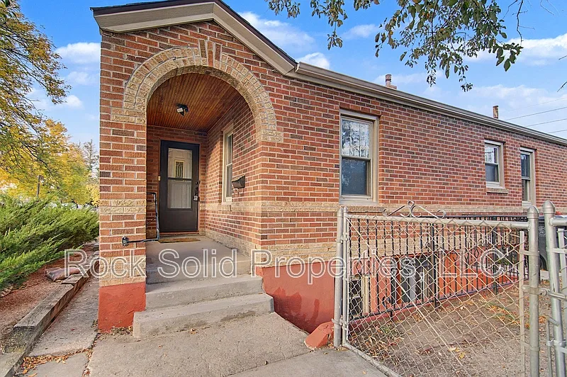 3 bed, 2.0 bath, 1996 sqft, $1,900 — Photo 3