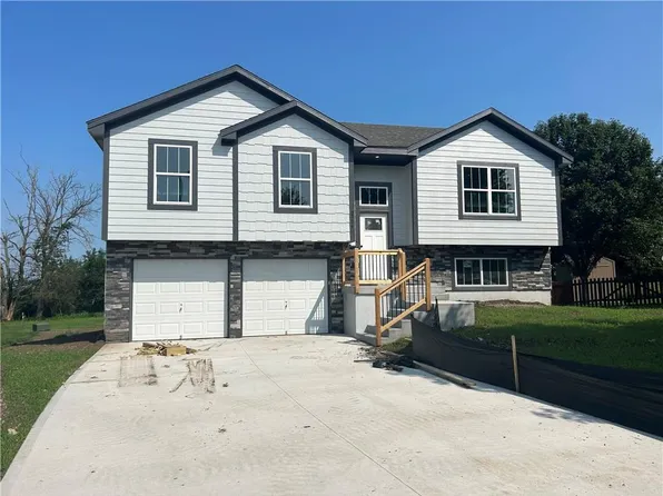 2914 Canyon Dr, Harrisonville, MO 64701
