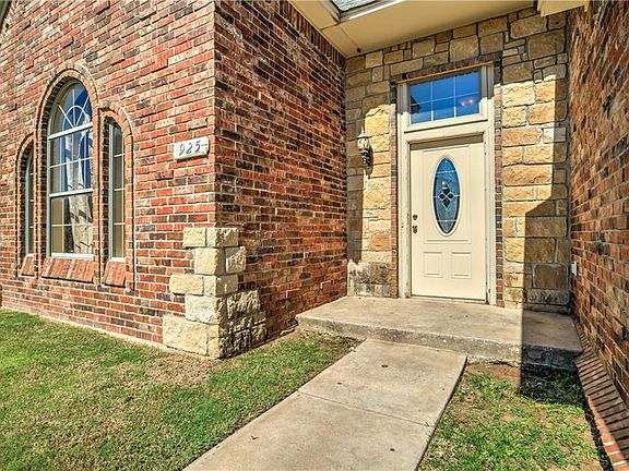 2nd image of 925 Justin Dr