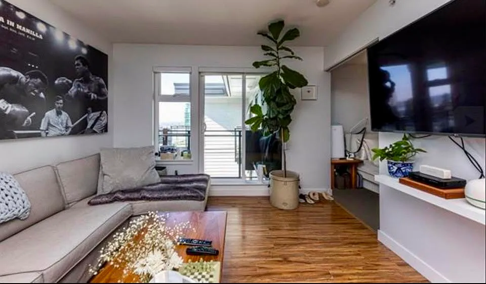 Penthouse 1 Bedroom/1 Bathroom with City Views, Balcony — Photo 2
