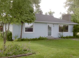 5220 Cooley Lake Rd, Waterford, MI 48327