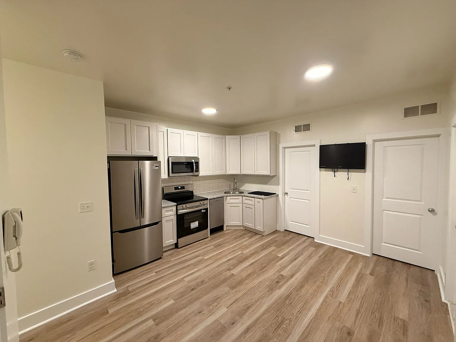 3 bed, 715 sqft, $1,700 — Photo 3