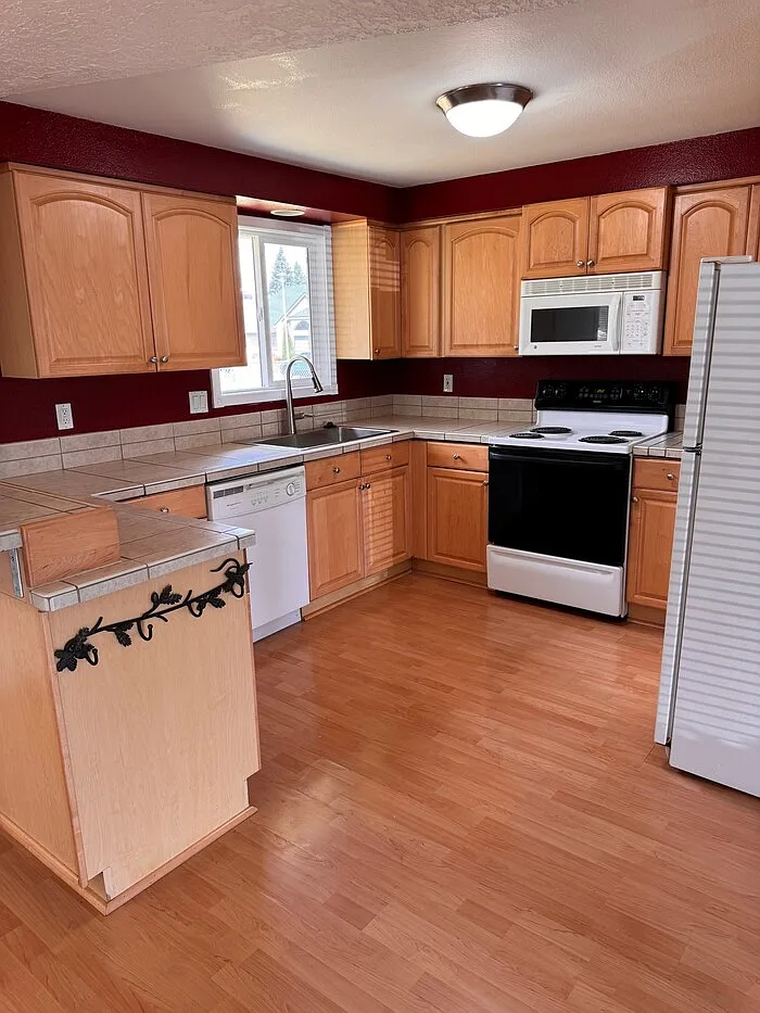 3 bed, 2.0 bath, 1628 sqft, $2,795 — Photo 2