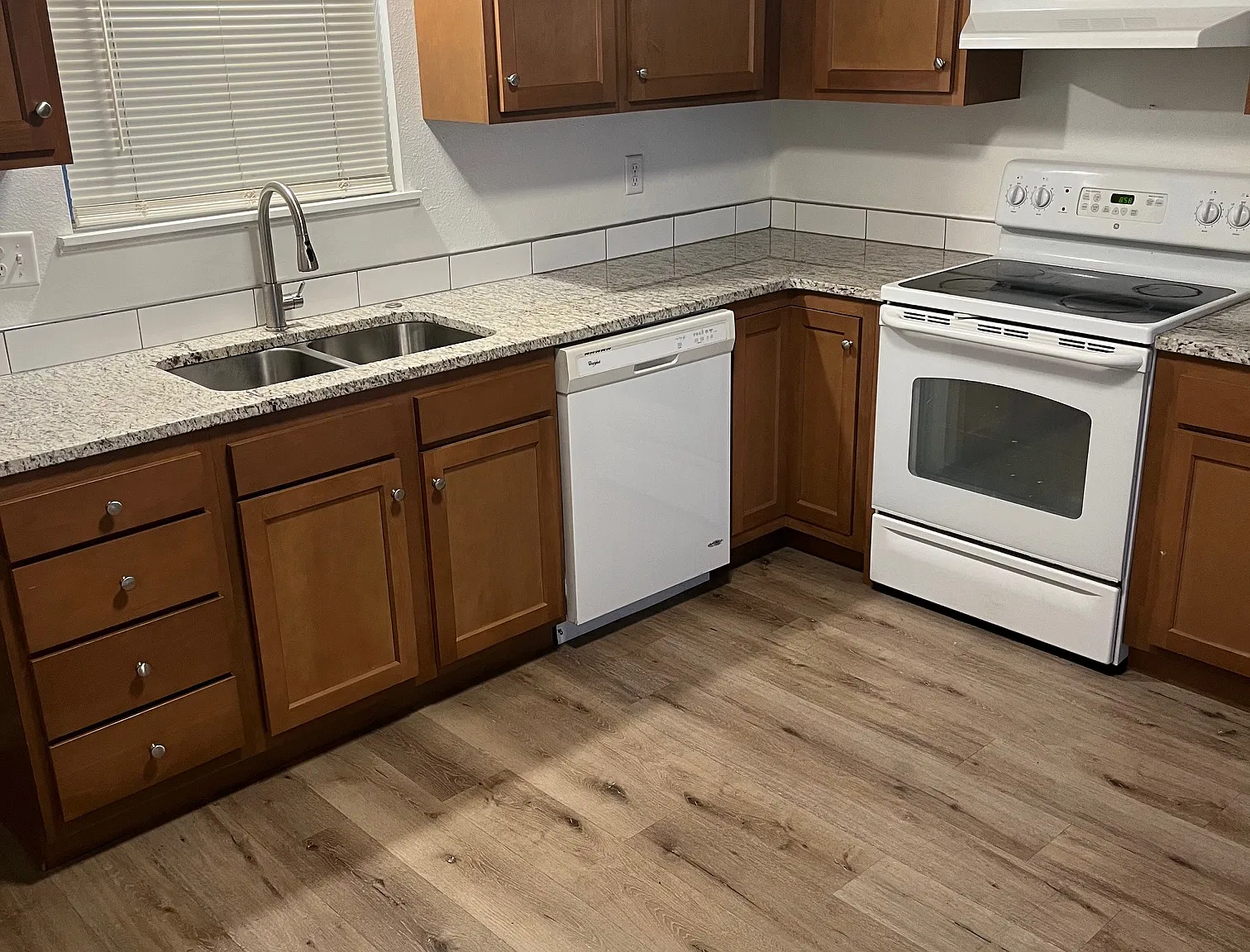 2 bed, 1000 sqft, $1,300 — Photo 1
