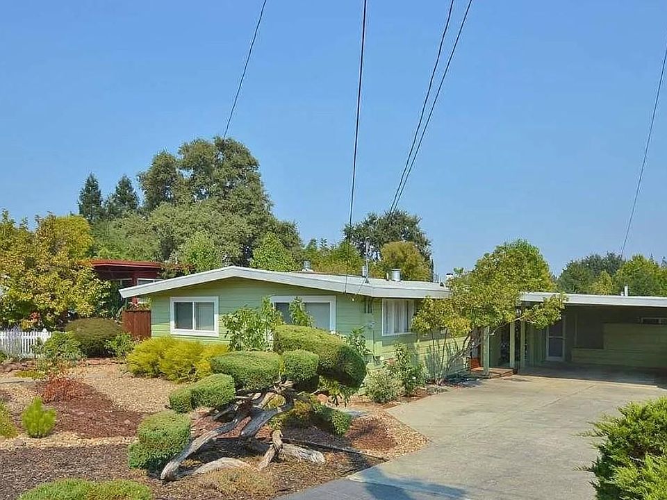 Front of property. The rental unit is located in the back.