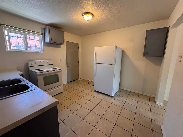 328 Utah St NE — Photo 6