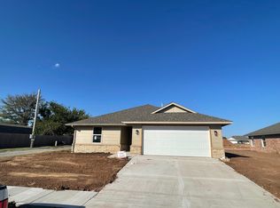 1005 Village Dr, Altus, OK 73521