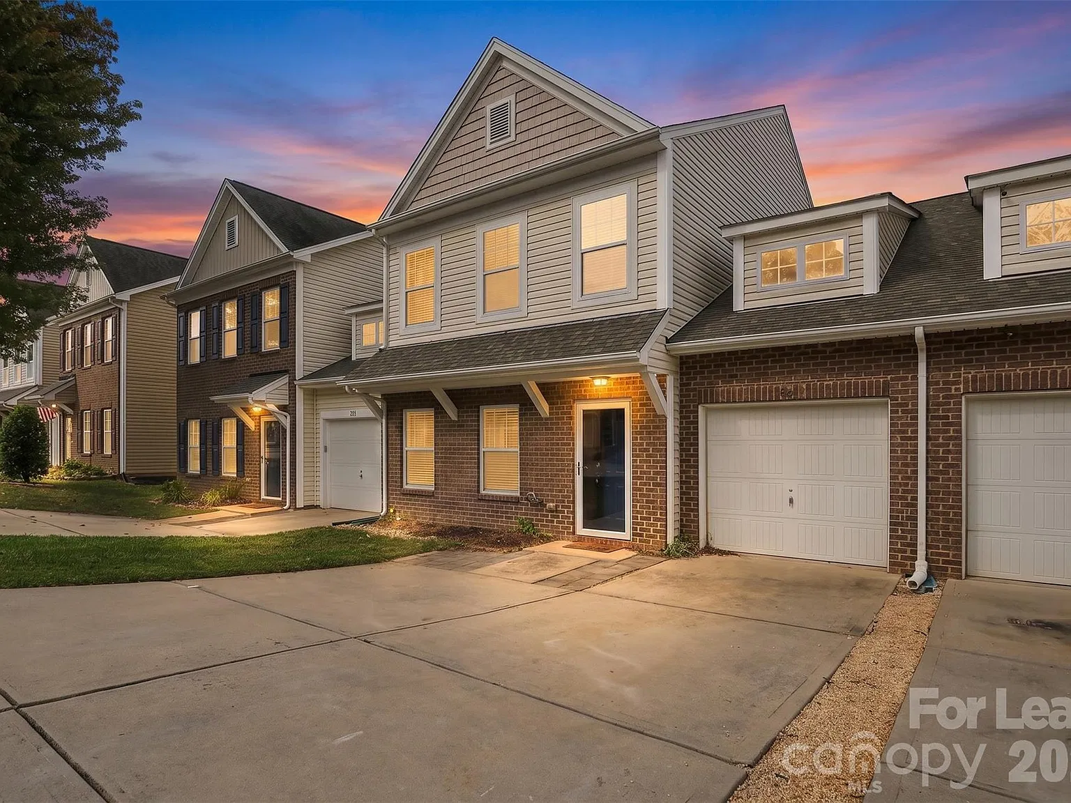 3 bed, 2.5 bath, 2208 sqft, $2,250 — Photo 3