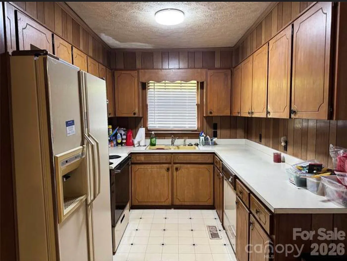 3 bed, 1.5 bath, 2175 sqft, $1,634 — Photo 1