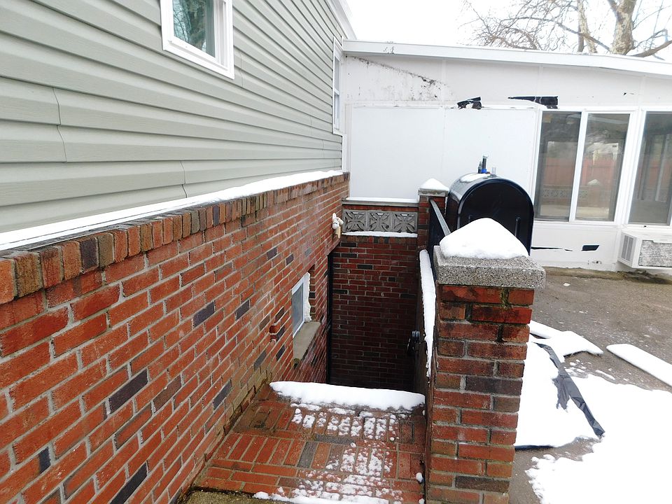 2nd image of 320 48th St