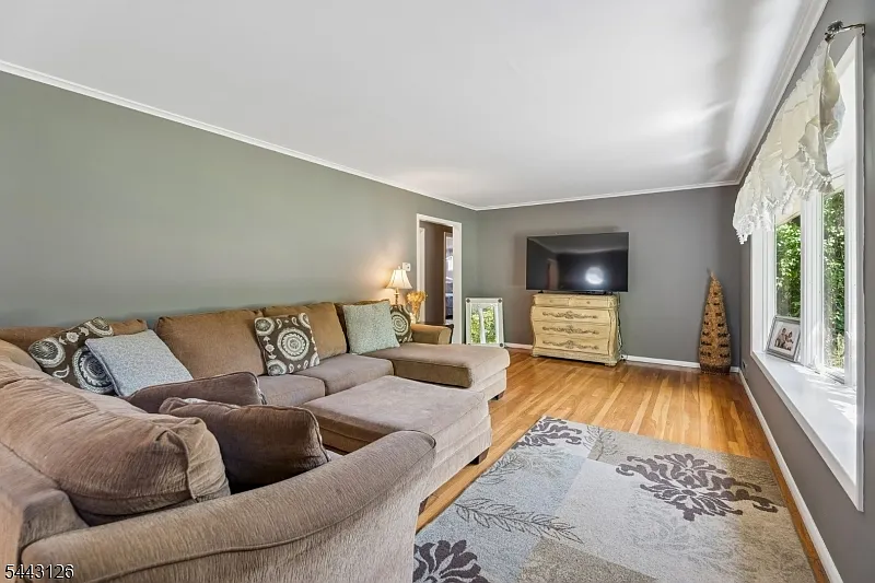3 bed, 2.0 bath, 1378 sqft, $3,800 — Photo 4