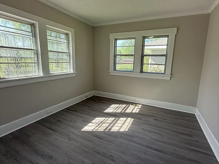 1437 Woodland Ave SW — Photo 5