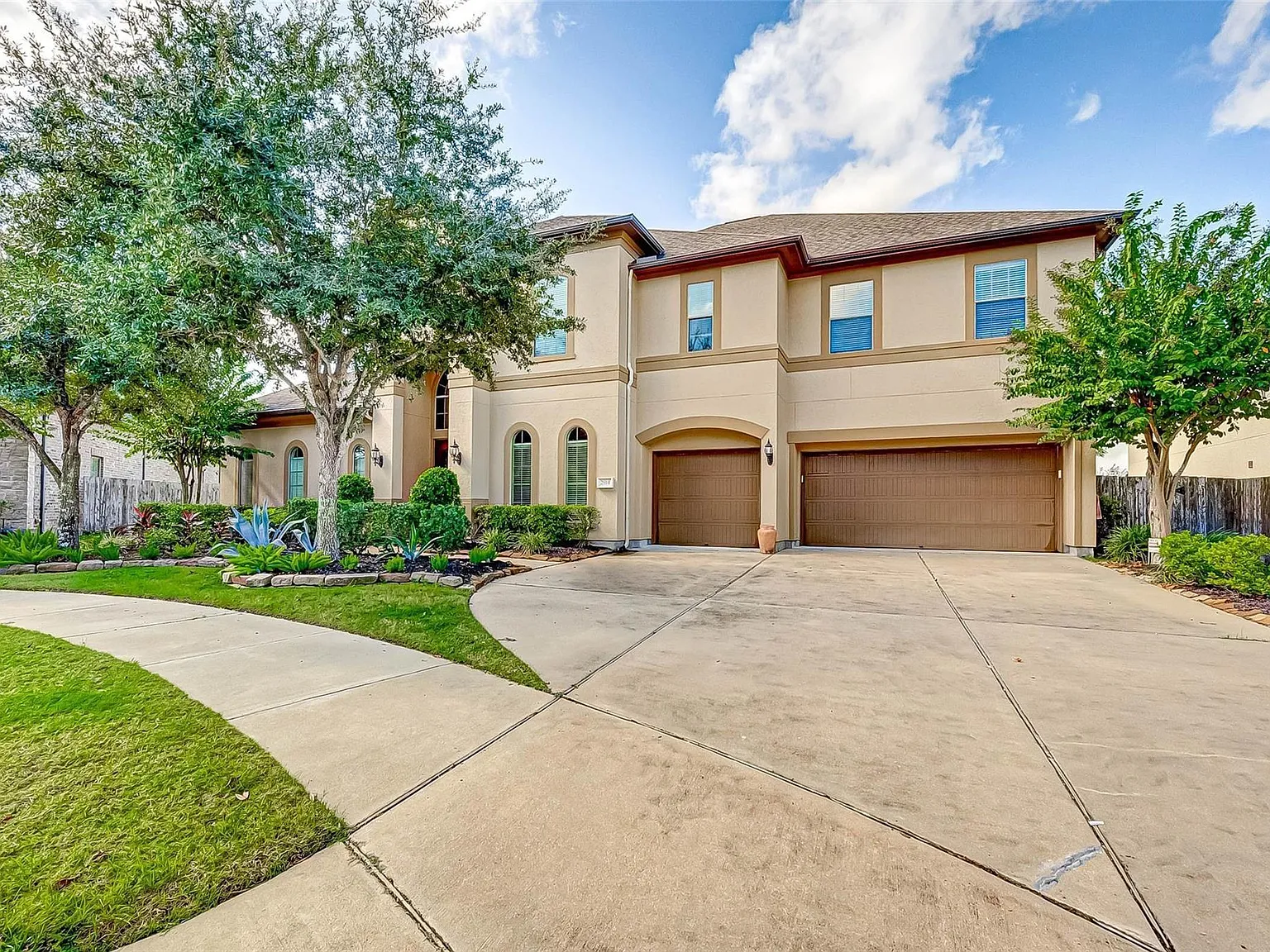 5 bed, 5.5 bath, 5310 sqft, $5,000 — Photo 1