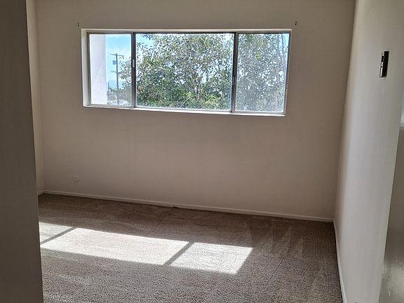 4th image of 15120 Victory Blvd #46