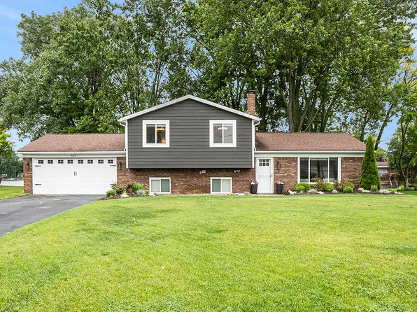 527 Berry Patch Ln, White Lake, MI 48386