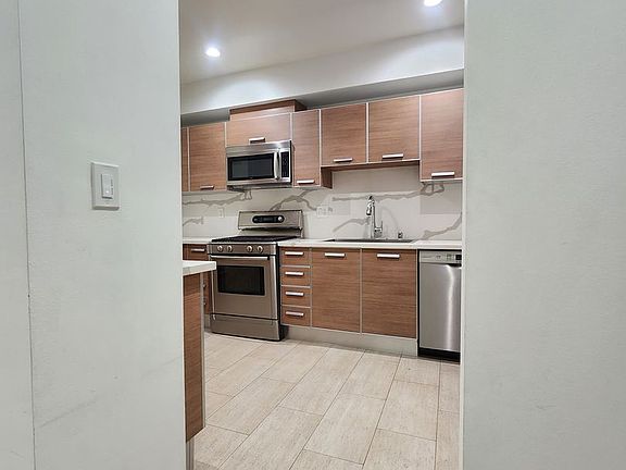 3rd image of 147 S Doheny Dr APT 102