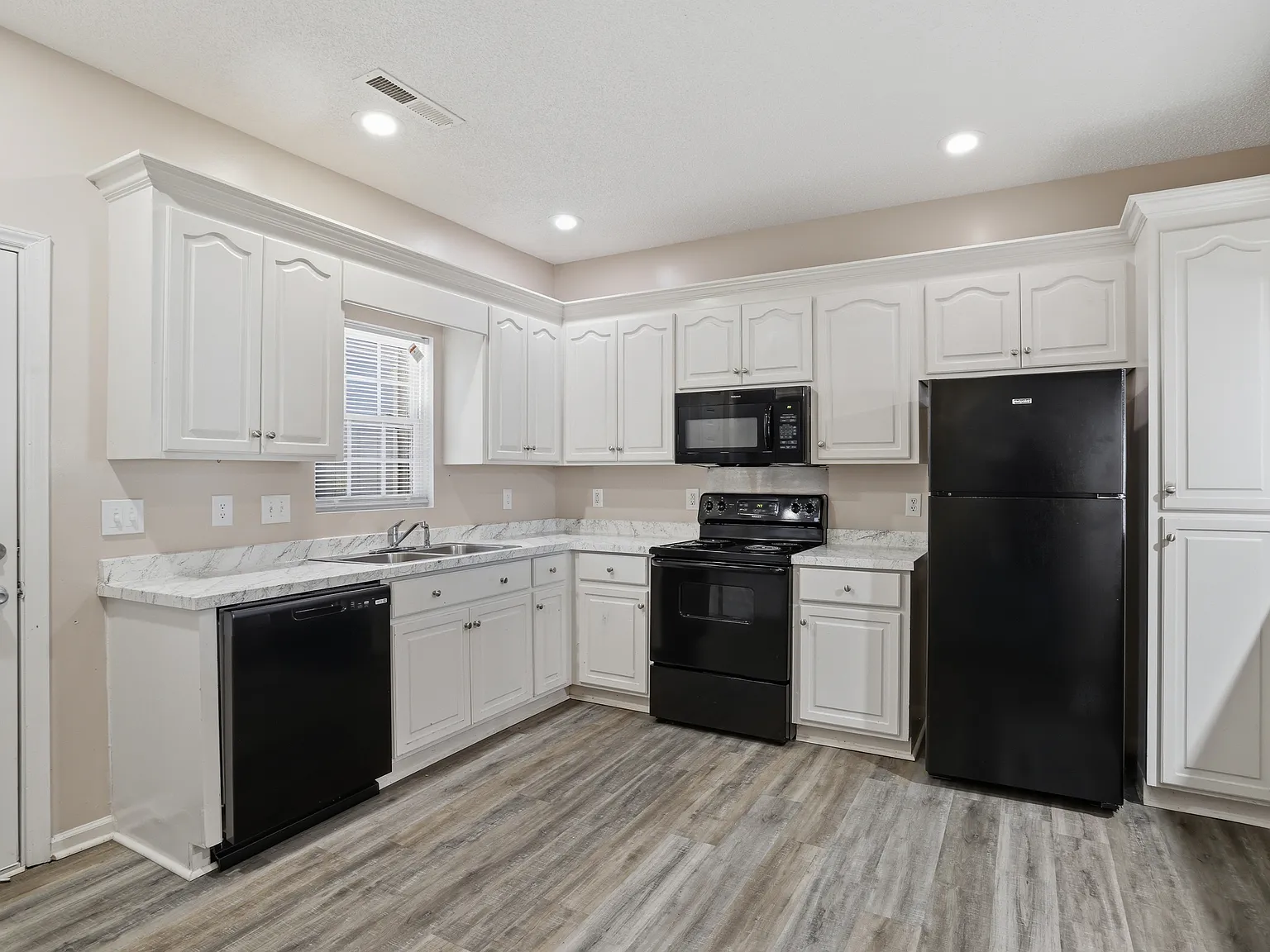 Sterling Pointe Apartments — Photo 2