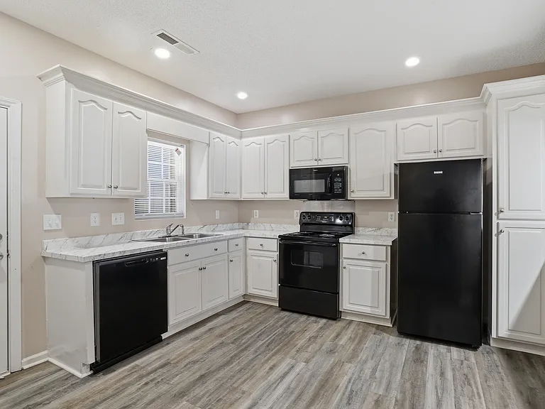 Sterling Pointe Apartments — Photo 2