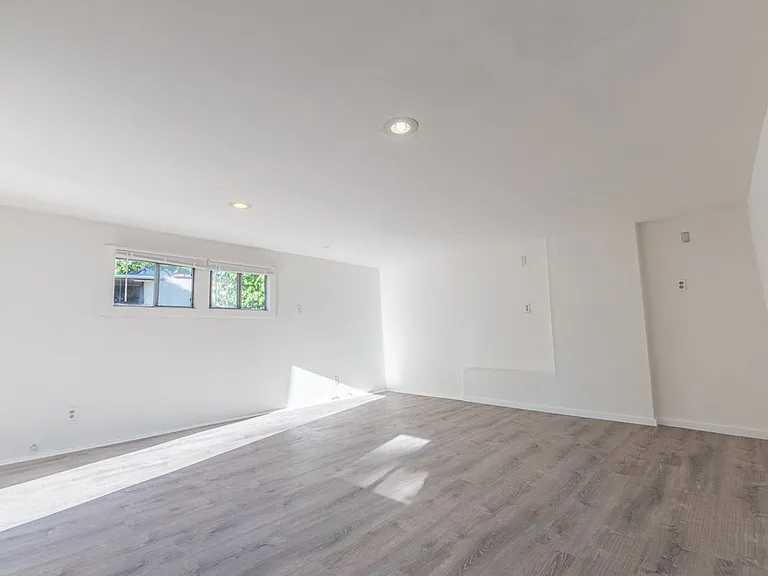 2226 S Redondo Blvd — Photo 17