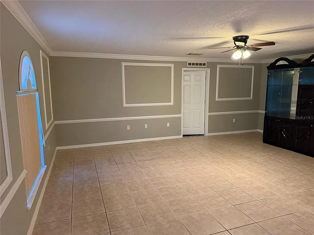 6 bed, 4.5 bath, 3952 sqft, $3,400 — Photo 2