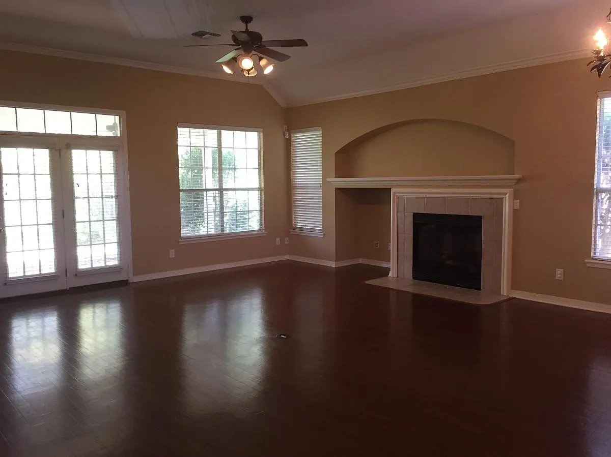 3 bed, 2118 sqft, $2,400 — Photo 1