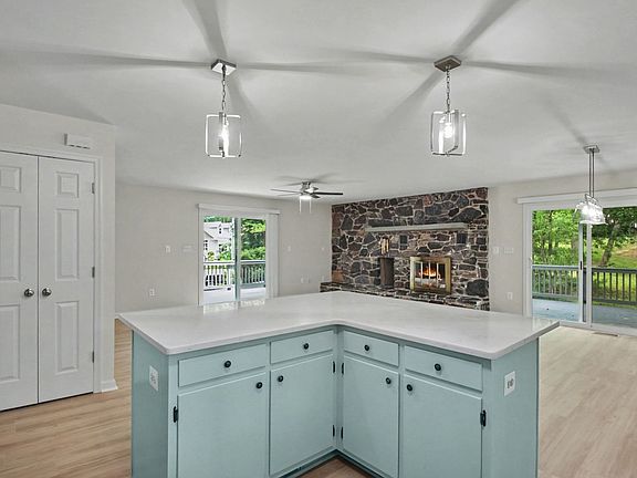 4th image of 201 Birchside Cir