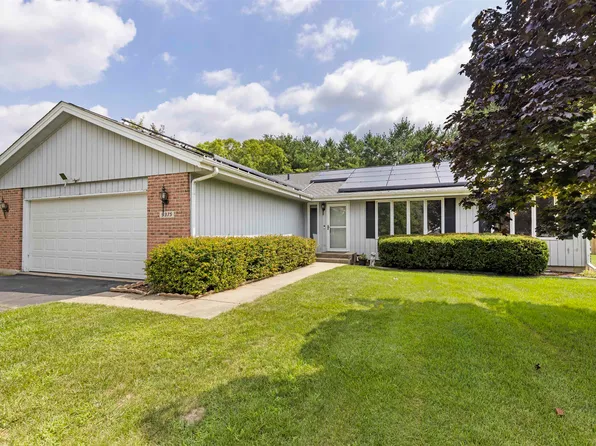 9375 Winterfield Ln, Roscoe, IL 61073