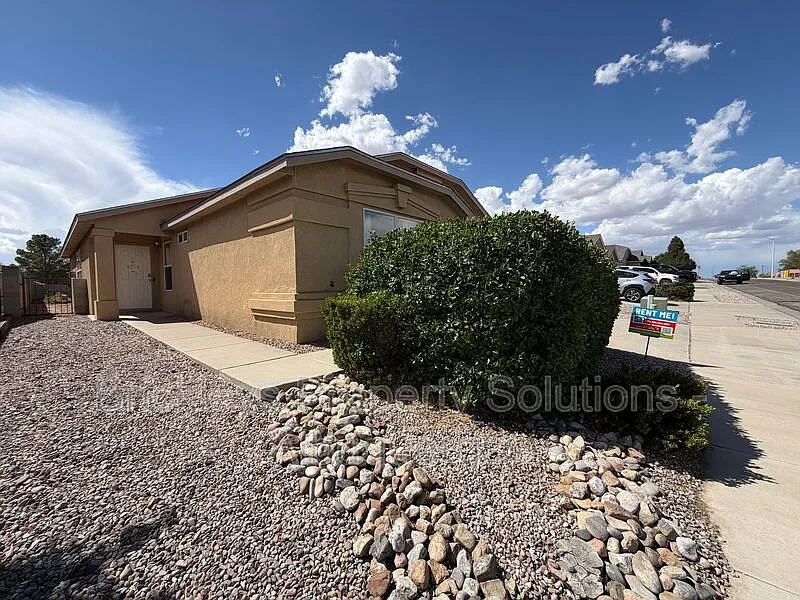 3 bed, 2.0 bath, 1679 sqft, $2,000 — Photo 3