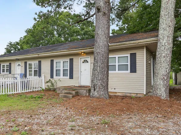 209 W Bridgers Street, Burgaw, NC 28425