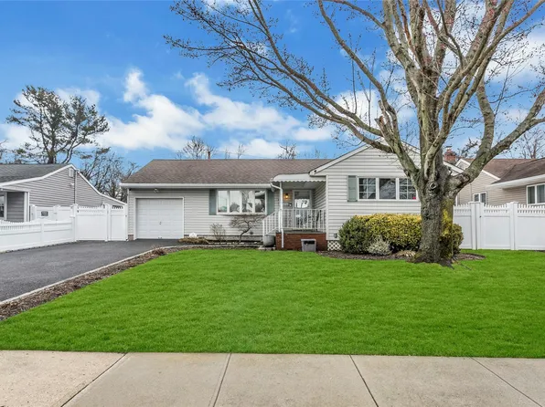 61 Essex Road, Bethpage, NY 11714