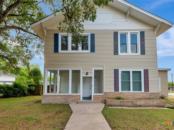 214 Hubbard St, Yoakum, TX 77995