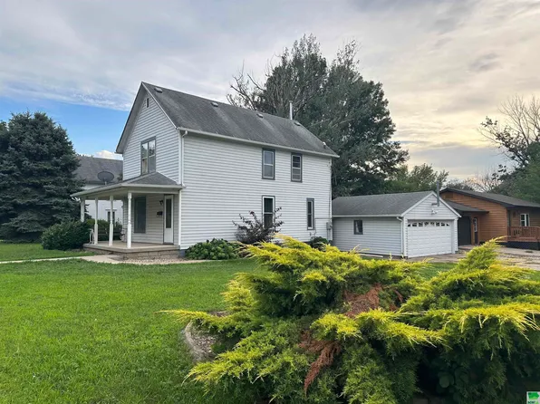 1321 Avenue I, Hawarden, IA 51023