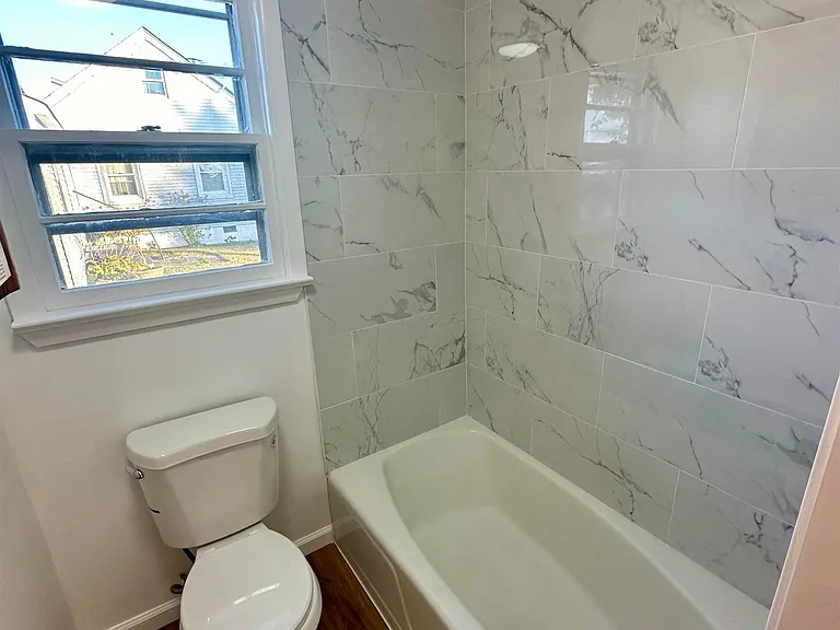 1653 Beach Ave #A — Photo 8